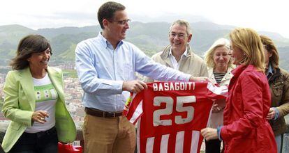 Antonio Basagoiti recibe de sus compañeros de partido una camiseta de Athletic como regalo de despedida.