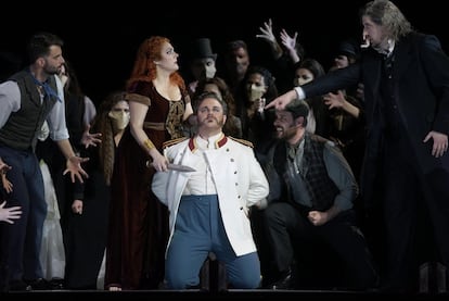 En primer término, los solistas Yolanda Auyanet, Michael Spyres y Roberto Tagliavini, rodeados de miembros del coro del Teatro Real en una función de la ópera 'Norma'.