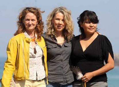 La directora de <i>Frozen river,</i> Courtney Hunt, en el centro, junto a las actrices Melissa Leo, a la izquierda, y Misty Upham, ayer en San Sebastián.