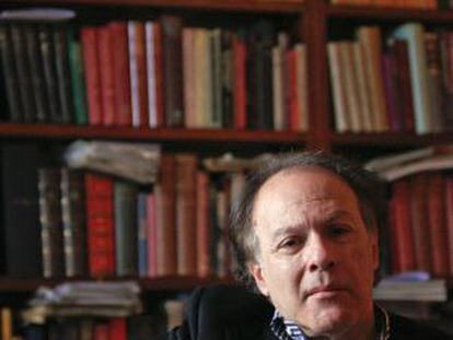 Javier Marías, en su casa del centro de Madrid.