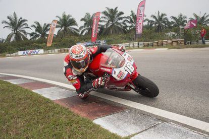 Ricky Cardús, con una mini moto, este jueves en el circuito de Sepang.