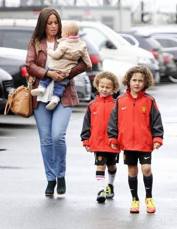 La mujer de Ferdinand, Rebecca, llega a Old Trafford, el estadio del Manchester United, con sus tres hijos. La imagen es de 2012.