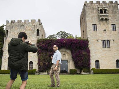 Turistas visitan el pazo de Meirás, en el municipio de Sada (A Coruña).