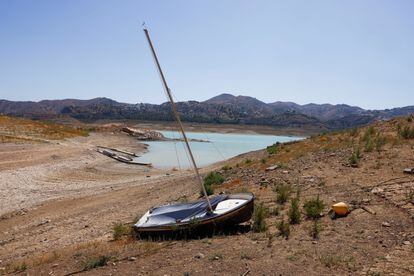 Un bote se encuentra cerca del suelo agrietado del embalse de La Viñuela, cerca de Málaga, este miércoles.