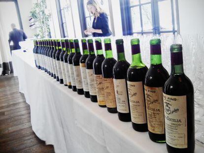 Botellas de vino &Uacute;nico de Vega Sicilia, alineadas para una cata