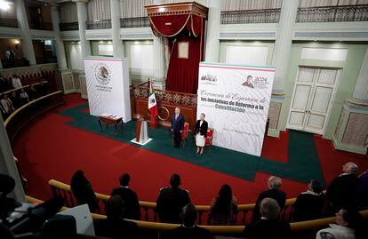 El presidente López Obrador presenta sus iniciativas de reforma, este 5 de febrero.