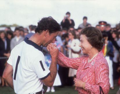 Carlos de Inglaterra saluda a su madre durante un partido de polo, en 1985.