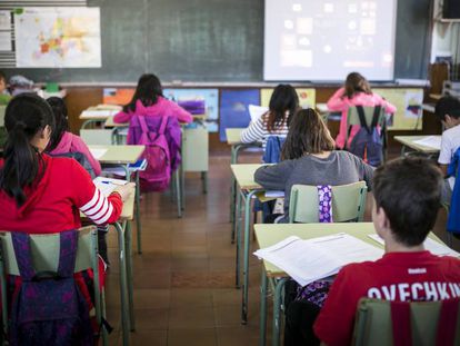 Ni&ntilde;os en un aula de un colegio