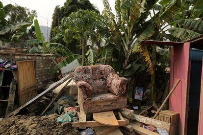 Un sillón entre otras pertenencias tras las inundaciones, en Carapongo Huachipa, Lima.