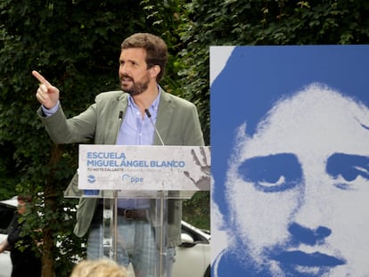 El presidente del PP, Pablo Casado, interviene en la clausura de la Escuela de Verano Miguel Ángel Blanco, en Ermua (Bizkaia).