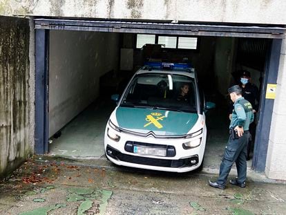 Vehículo de la Guardia Civil que trasladaba al detenido a los juzgados de Vigo, el pasado día 25.