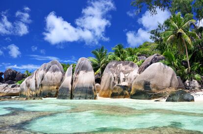Playa de Source D'Argent en Anse, Seychelles, uno de los destinos operados por aerolíneas como Emirates o Qatar.