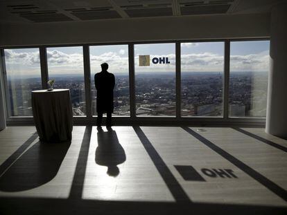 Un hombre en las oficinas de OHL en Madrid.