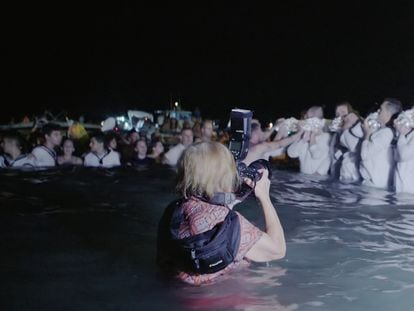 Cristina García Rodero fotografía una procesión de la Virgen del Carmen en la Playa de los Boliches, Fuengirola (Málaga), en una imagen del documental 'La mirada oculta'.