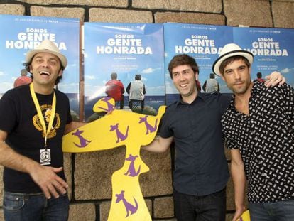 El director del Felstival,  Alfonso Pato a la izquierda, junto al actor Unai Ugalde y el director, Alejandro Malzoa