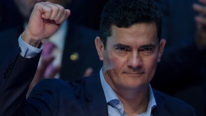 El exjuez brasileño Sergio Moro saluda durante una reunión con simpatizantes, el 10 de noviembre en Brasilia.