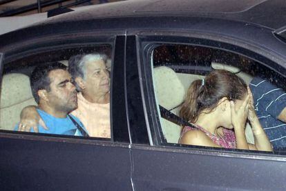 La abuela y el padre de los menores asesinados en una imagen de archivo.