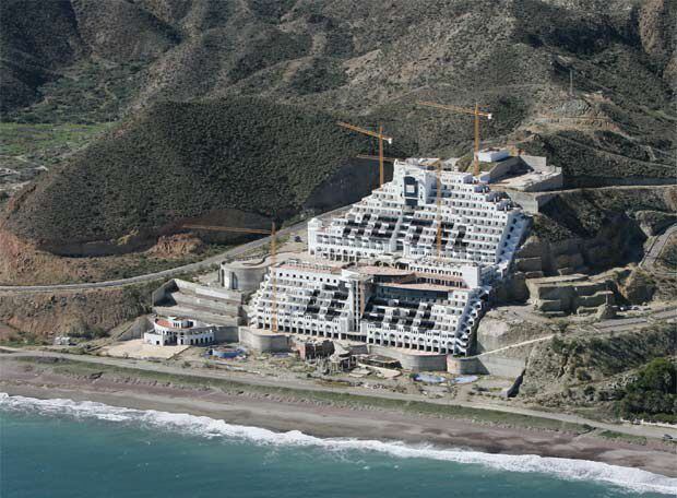 Vista aérea del Hotel en El Algarrobico, en el Parque Natural de Cabo de Gata.