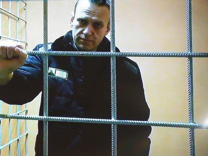 El disidente ruso Alexéi Navalni, en una captura de una comparecencia en vídeo durante el último juicio contra él, en agosto, en una imagen cedida por el servicio de prisiones ruso.