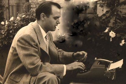Agustín Penón (Barcelona, 1920-San José de Costa Rica, 1976), en una imagen del documental <i>La maleta de Penón</i>, de TVE.