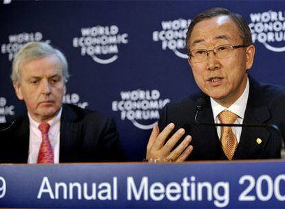 El secretario general de Naciones Unidas (ONU), Ban Ki-moon, a la derecha, y el vicesecretario general de la ONU para Asuntos Humanitarios, John Holmes, a la izquierda, en Davos.
