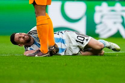 Lionel Messi, tras ser derribado por un jugador holandés. 