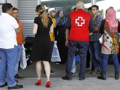 Un grupo de refugiados a su llegada  al aeropuerto de Madrid-Barajas.