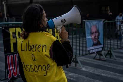 Manifestación en favor de la liberación de Julian Assange en Ciudad de México.