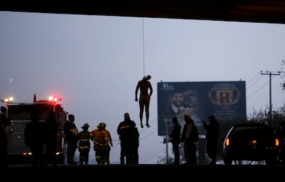 El cuerpo de un hombre no identificado amaneció colgado de un puente en Tijuana, Baja California el 09 de octubre de 2009.