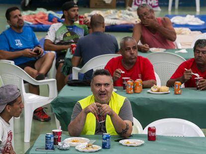 Un grupo de vecinos desalojados de sus viviendas y trasladados al polideportivo de Agaete.