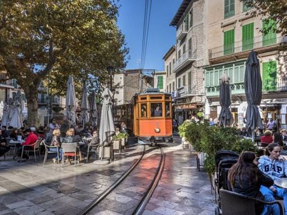 Tranvía en la plaza de la Constitución de Sóller (Mallorca). 