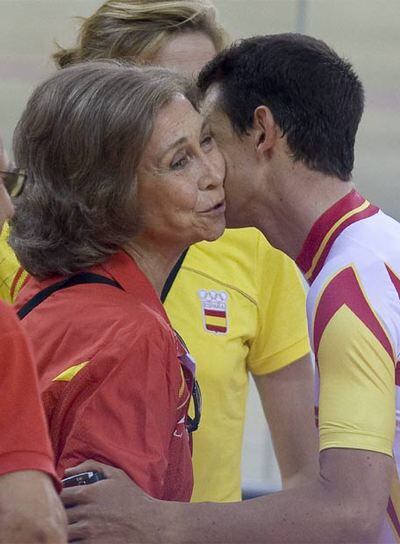 La reina Sofía felicita a Joan Llaneras tras la carrera.