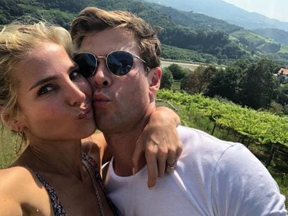 Elsa Pataky y Chris Hemsworth con un paisaje de Gipuzcoa de fondo, en una foto colgada por la actriz en su Instagram.