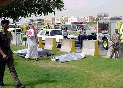 Fuerzas de seguridad saudíes custodian varios cadáveres ante la oficina del Centro del Petróleo en Jobar.