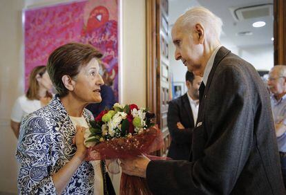 Adela Cortina con el presidente del Consell Valencià de Cultura, Santiago Grisolía.