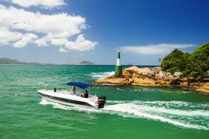 Turistas navegando hacia la playa de Barra da Lagoa, en Florianópolis, en la isla de Santa Catarina (Brasil).