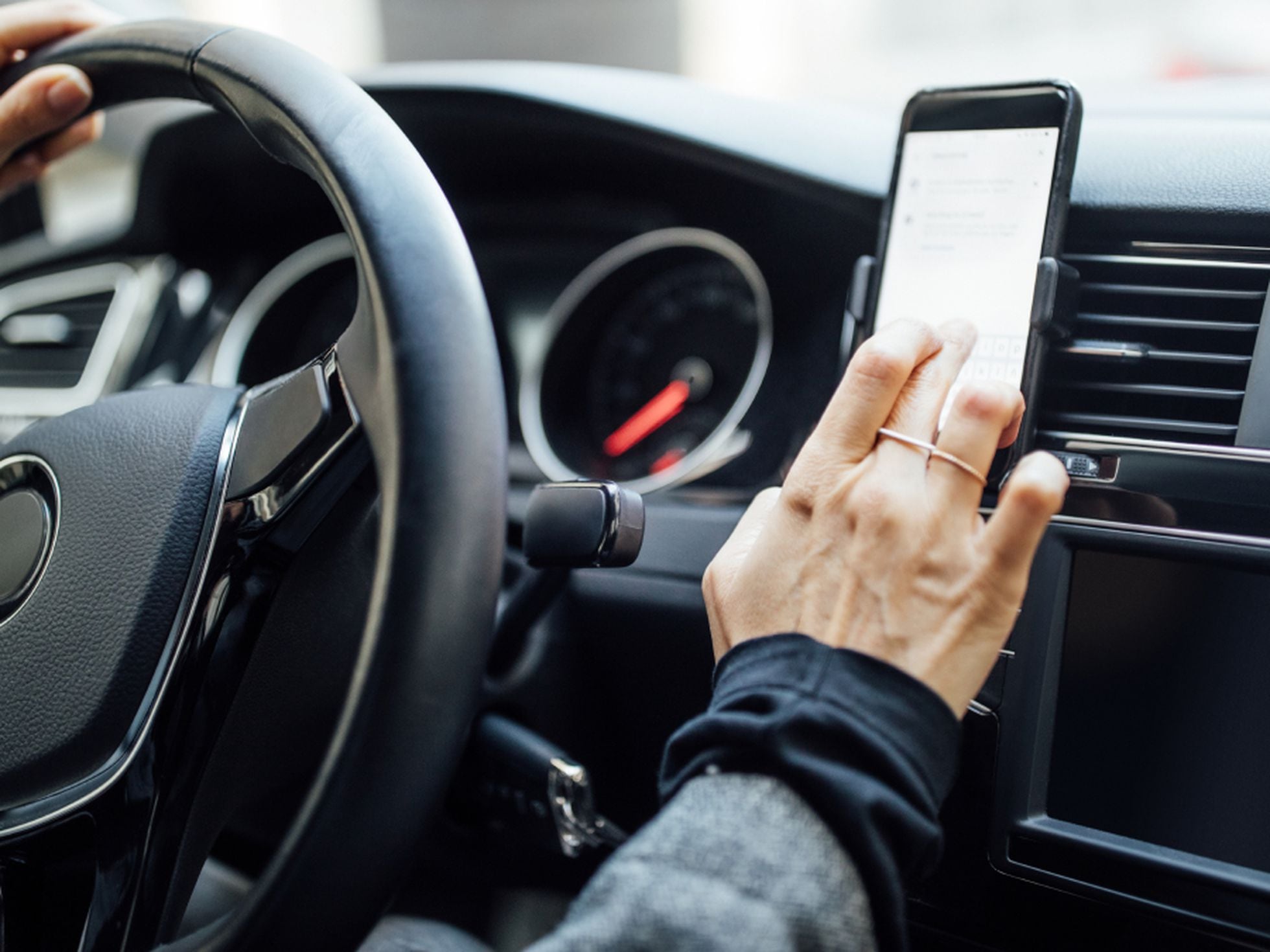 Los mejores soportes para llevar el móvil en el coche y evitar