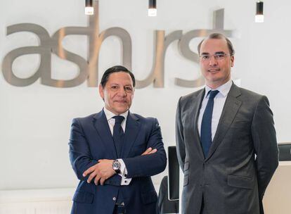 El nuevo counsel, Alfonso González-Espejo García, junto al Socio director de Ashurst España, Jorge Vázquez Orgaz.