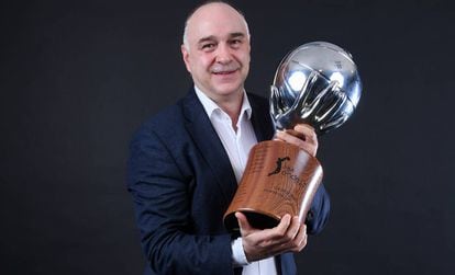 Pablo Laso con el trofeo de campeón de Liga