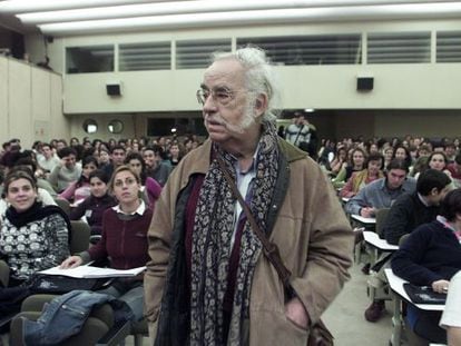 El filósofo Agustín García Calvo, durante su participación en el I Congreso Internacional Nudo Mediterráneo, en 2004.