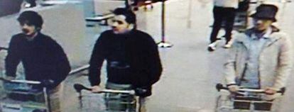 Circuito interno del aeropuerto de Bruselas en el que se ve a los tres sospechosos del atentado perpetrado ayer. 