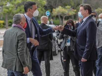 El presidente del Gobierno, Pedro Sánchez, a su llegada al Palacio de Congresos de Valencia, saludando a Ximo Puig y a Pepe Álvarez, de UGT.