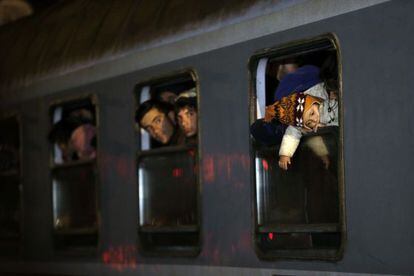 Un tren transporta a decenas de refugiados desde Croacia a Dravi, Eslovenia, este sábado.