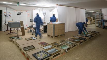 Expertos de la Fundación para el Arte, la Cultura y la Historia (SKKG) catalogan obras. 