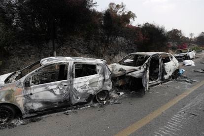 Coches israelíes quemados en la carretera principal junto a la ciudad de Sderot.