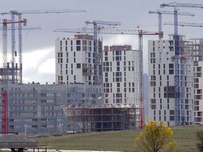 En la imagen, varios edificios de viviendas en construcción.