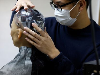 Un ingeniero ajusta una pieza de la cabeza del robot humanoide Sophia, desarrollado por Hanson Robotics en Hong Kong.