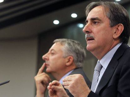 José Blanco y Valeriano Gómez, durante la rueda de prensa ofrecida tras la reunión del Consejo de Ministros.