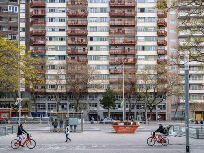 Bloque de viviendas de la calle Tarragona de Barcelona que se convertirán en pisos turísticos