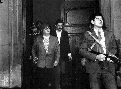 El presidente Salvador Allende, junto a Daniel Bartulín, y sus escoltas, salen del palacio de la Moneda para observar el sobrevuelo de la aviación golpista. Al fondo, los carabineros, que abandonaron al gobernante